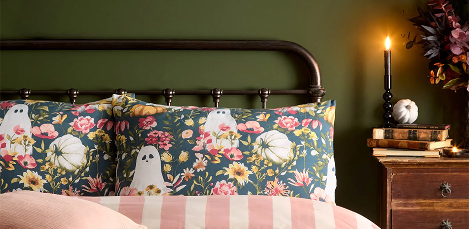 halloween bedding and pillows, autumn decorations