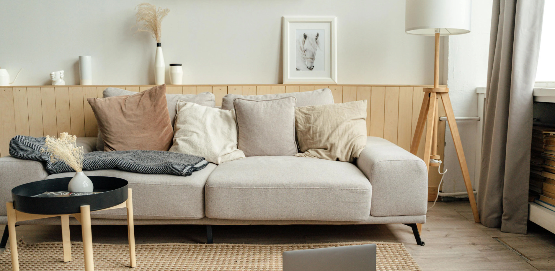 Close-up of sofa cushions in mixed colours and fabrics, showing how to combine textures for stylish interiors.