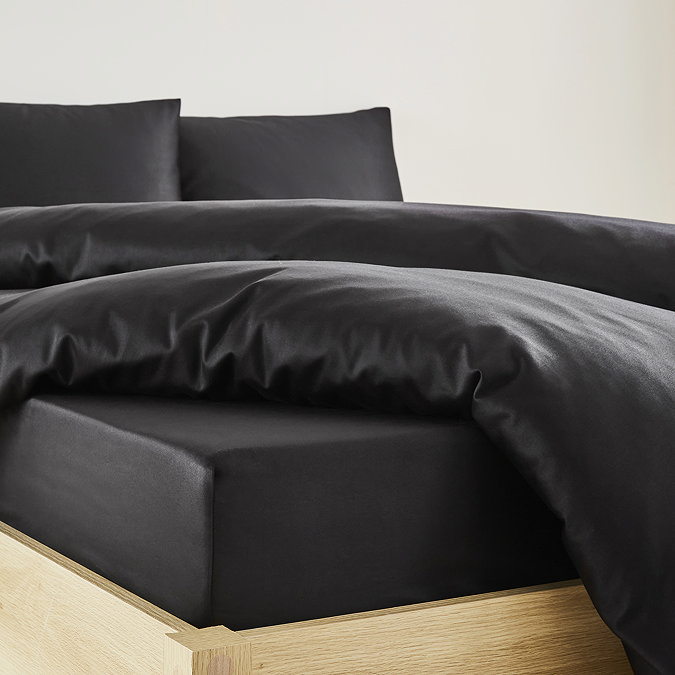 Deep fitted sheet in black close up image 2