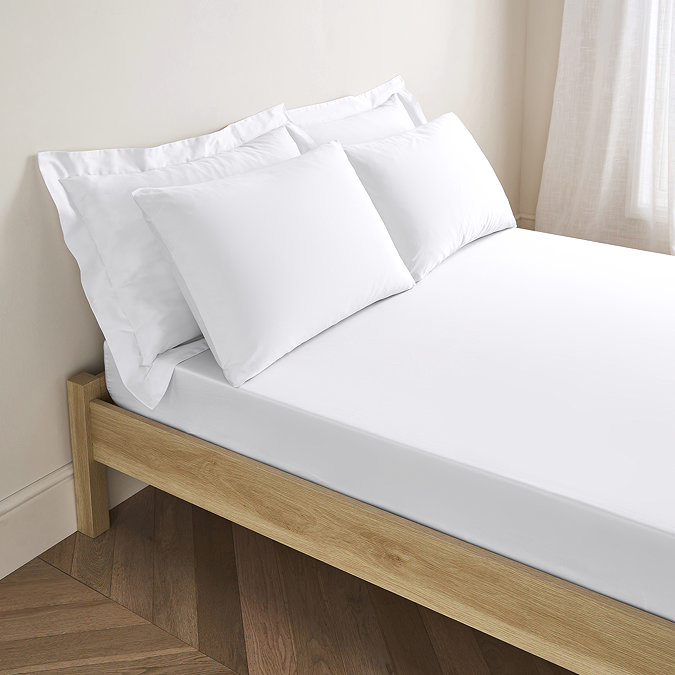 Deep fitted sheet in white on bed image 1