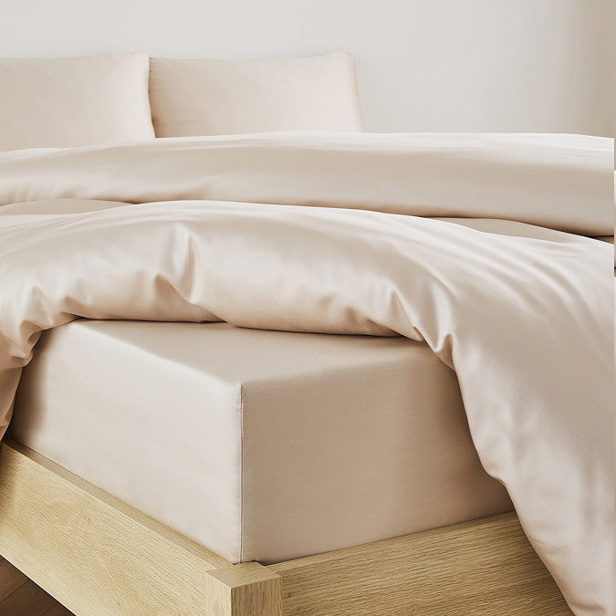 Extra deep fitted sheet in natural close up on bed image 2