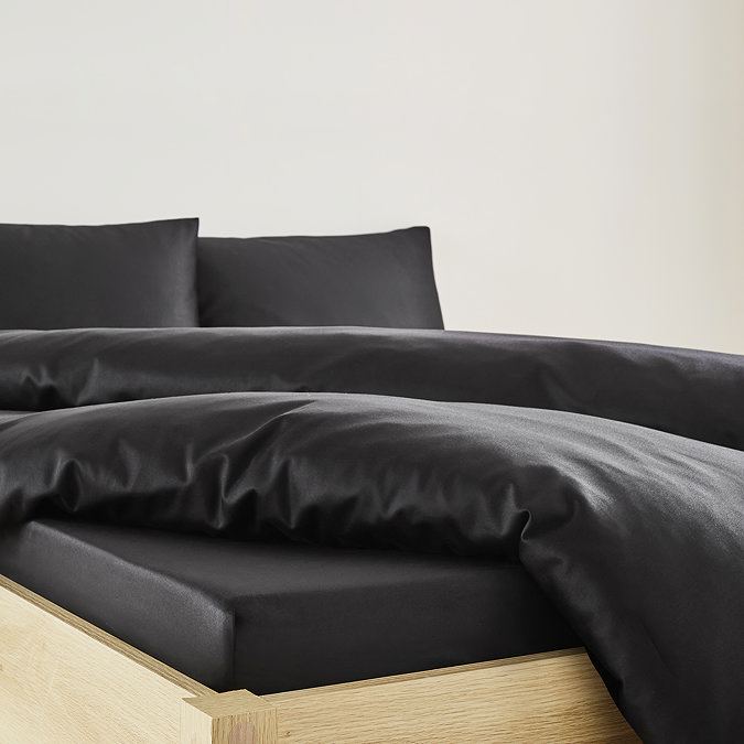 Fitted sheet in black close up image 2