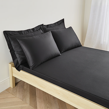 Fitted sheet in black close up image 2