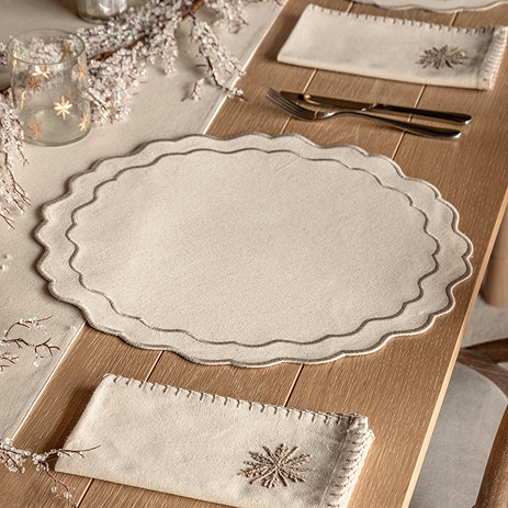 Alivia Luxury set of 4 scallop placemats set of 4