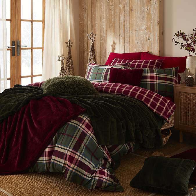 Braemar Berry/Pine Lifestyle Shot