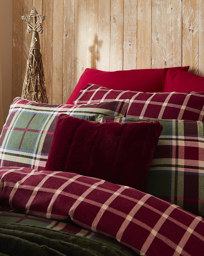 Braemar Berry/Pine Pillows Close up with throw pillow