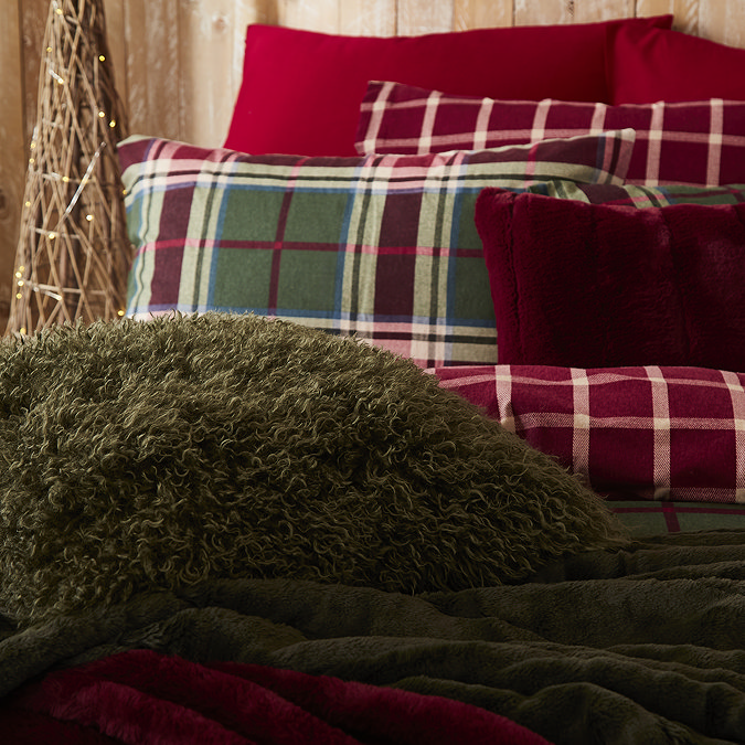 Braemar Berry/Pine Close Up