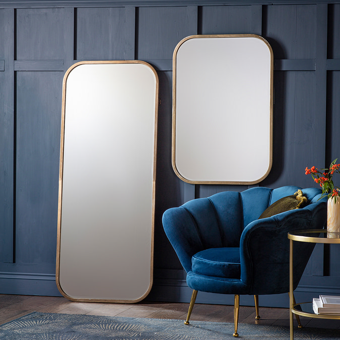Carmen Leaner mirror image