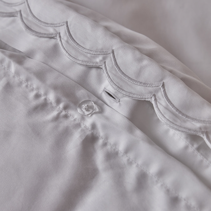 christy scallop edge bedding in white