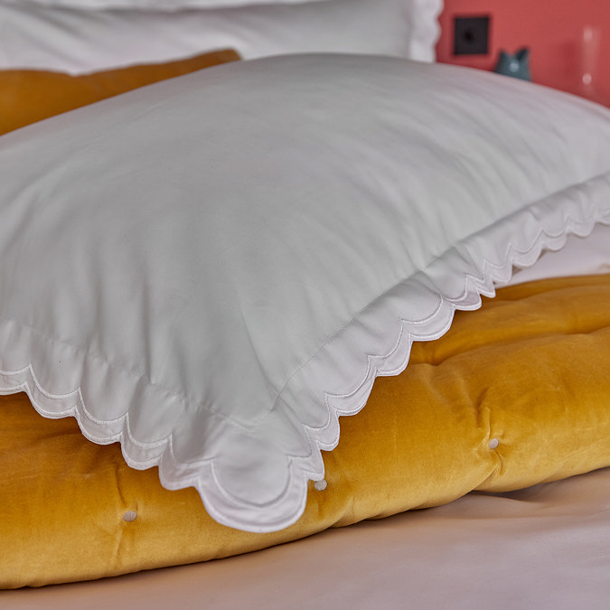 christy scallop edge bedding in white