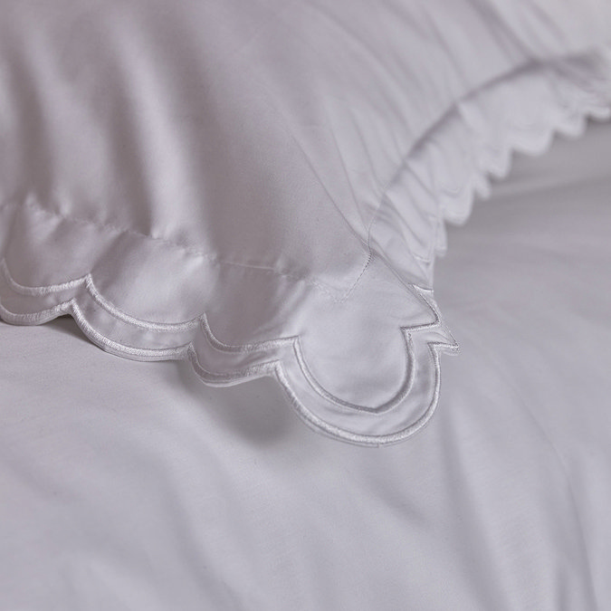 christy scallop edge bedding in white