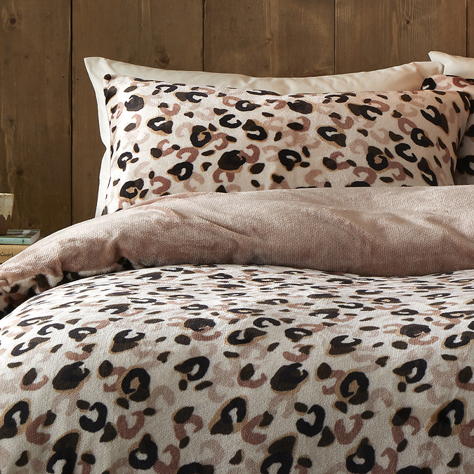 Close up of leopard duvet cover set image 2