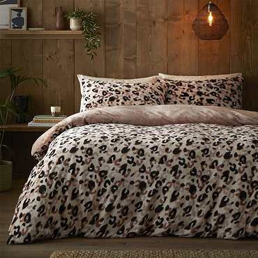 Close up of leopard duvet cover set image 2