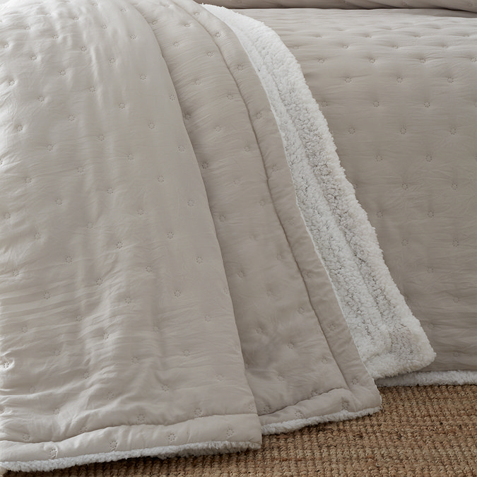 Cosy Nori Sherpa Bedspread Close Up