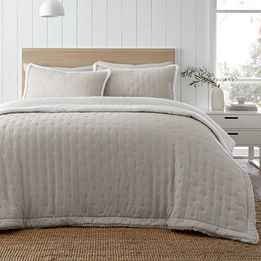 Cosy Nori Sherpa Bedspread Close Up