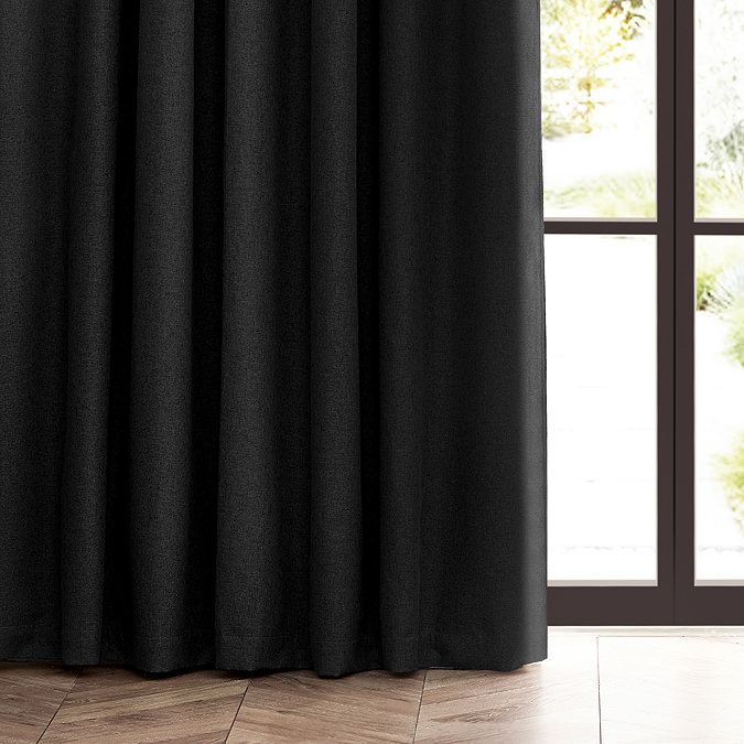 Bottom of pencil pleat curtain image 3