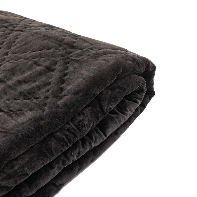 Della quilted bedspread