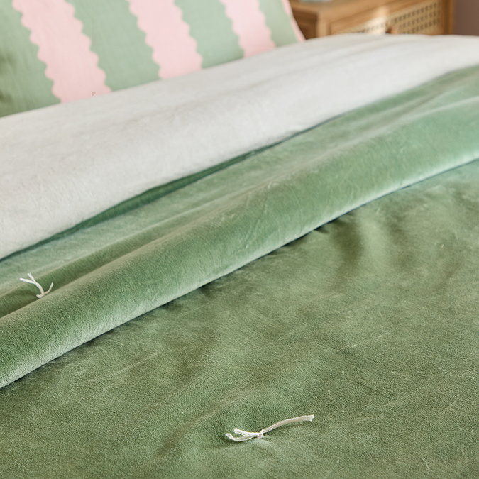 edie bedspread in green image