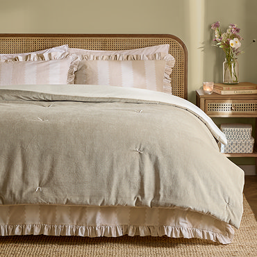 edie bedspread in natural image