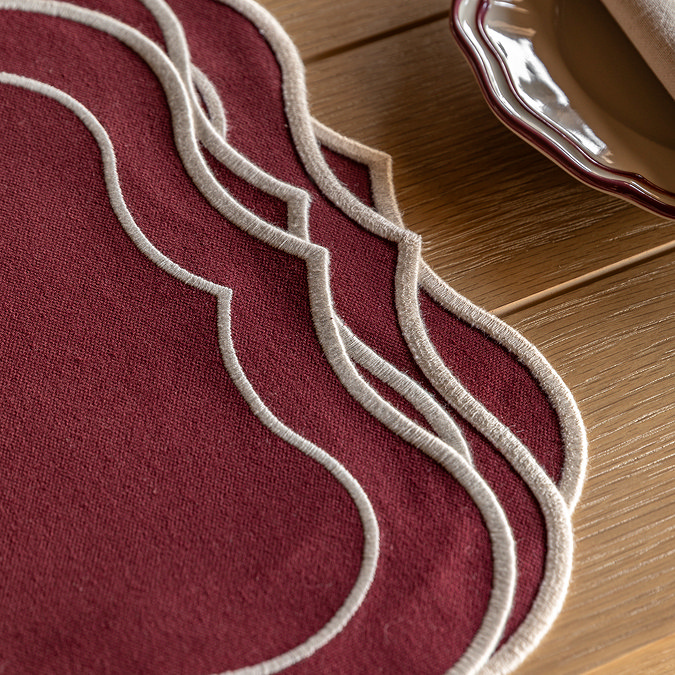 Elora set of 4 Scallop Placemats in merlot