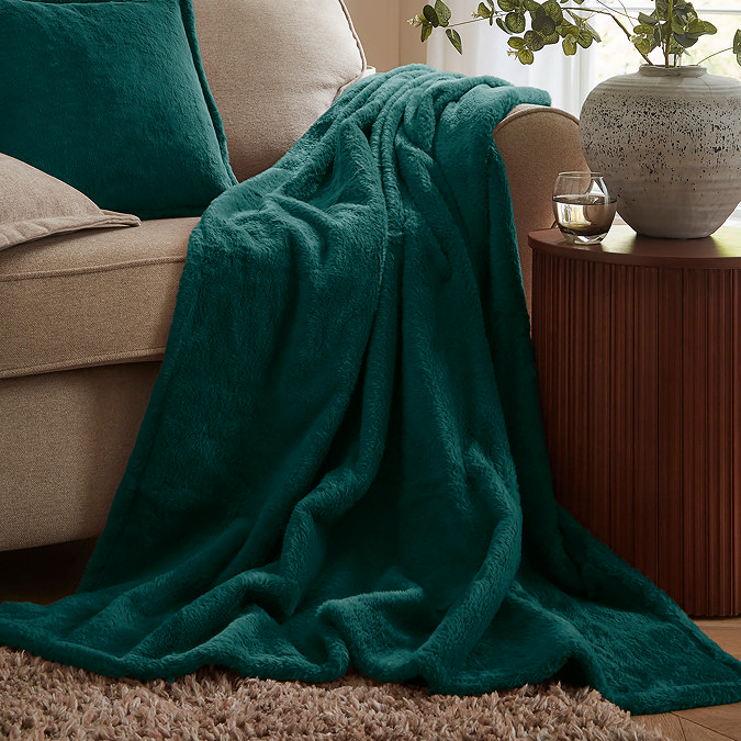 empress emerald with co-ordinating throw