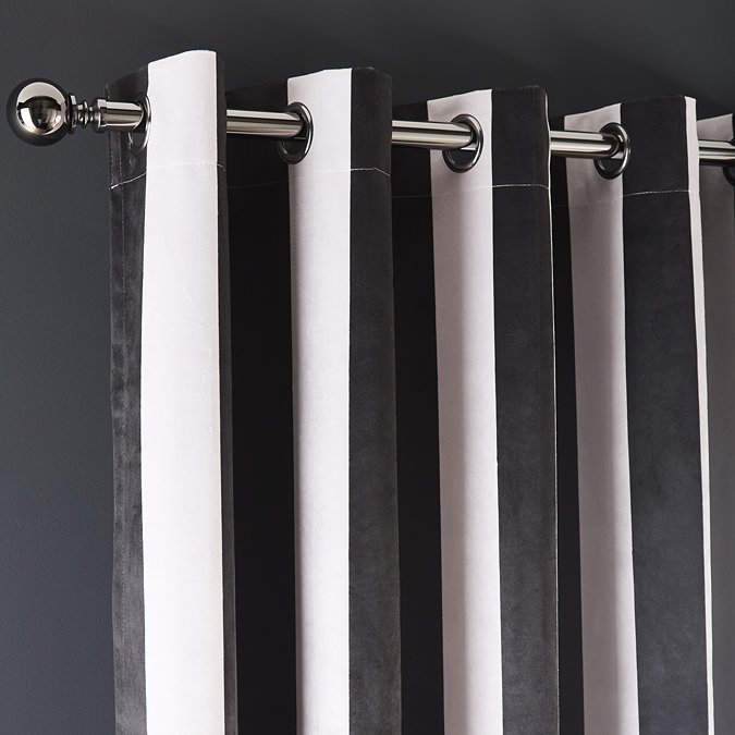 Festivo Curtain on wall image 2