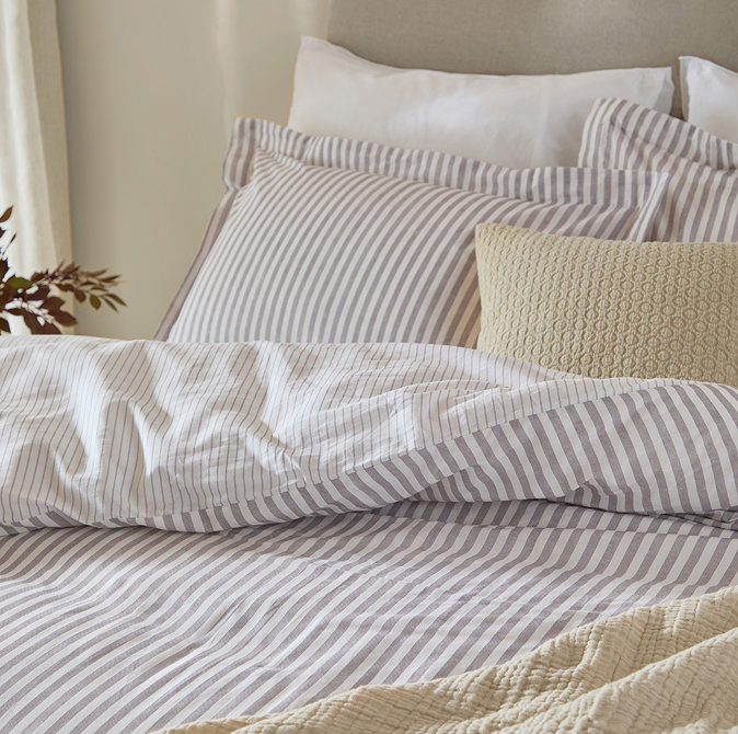 Hebden Mauve duvet cover on bed image 2