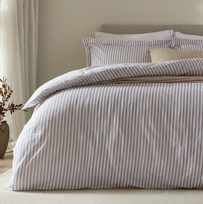 Hebden Mauve duvet cover on bed image 2