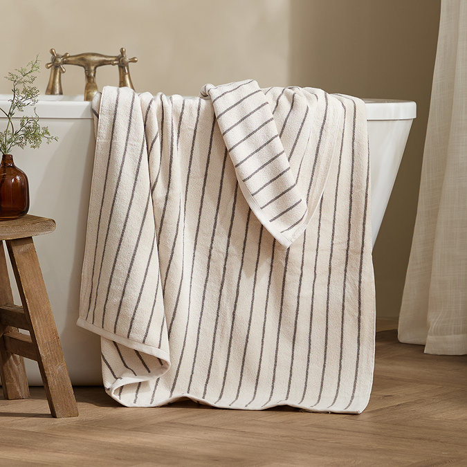 Hebden Towel mole on bath image