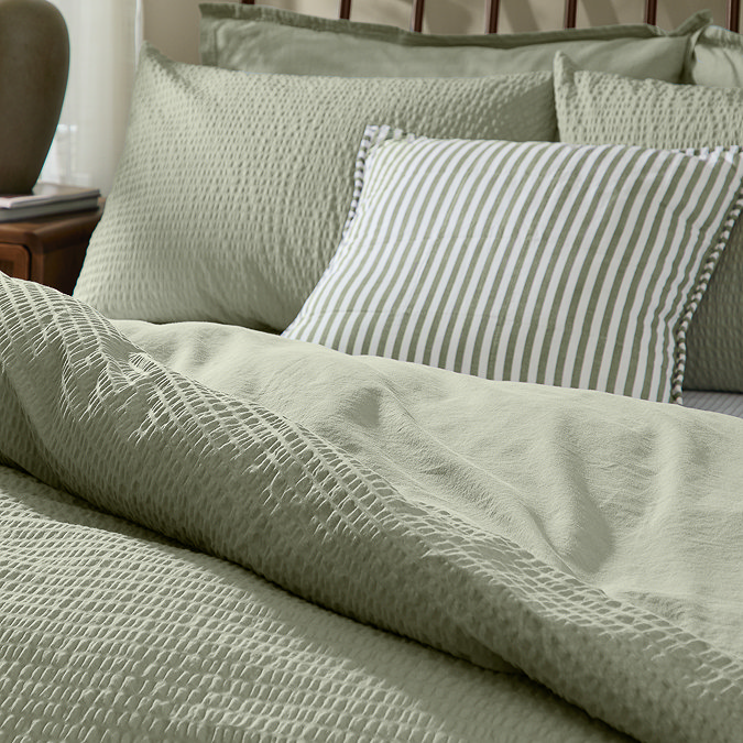 Relaxed seersucker duvet cover set in bay green