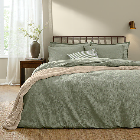 Relaxed seersucker duvet cover set in bay green