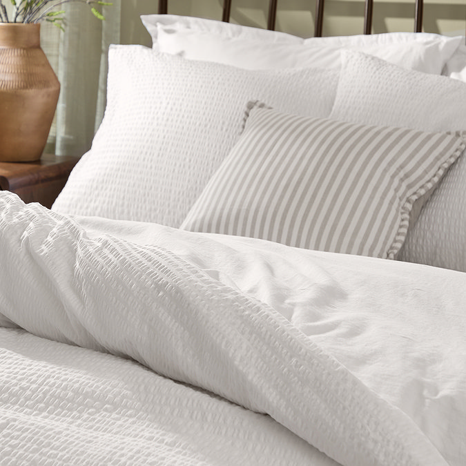 Relaxed seersucker duvet cover set in chalk