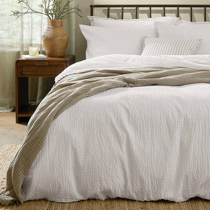 Relaxed seersucker duvet cover set in chalk