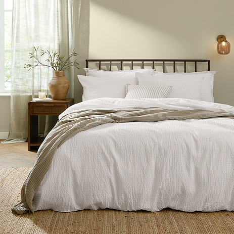 Relaxed seersucker duvet cover set in chalk