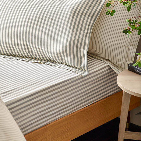 Hebden fitted sheet grey on bed image 1