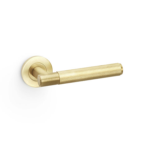 Isen Satin Brass knurled model I door handle