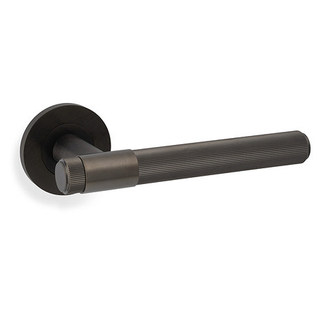 Isen Reeded Model II dark bronze door handle image