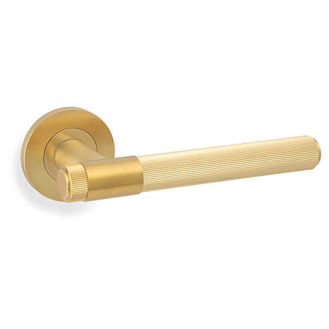 Isen Reeded Model II satin brass door handle image