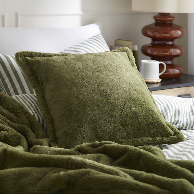 Kallu olive green lifestyle
