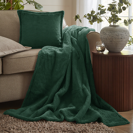 Kallu Throw Needle Green Lifestyle