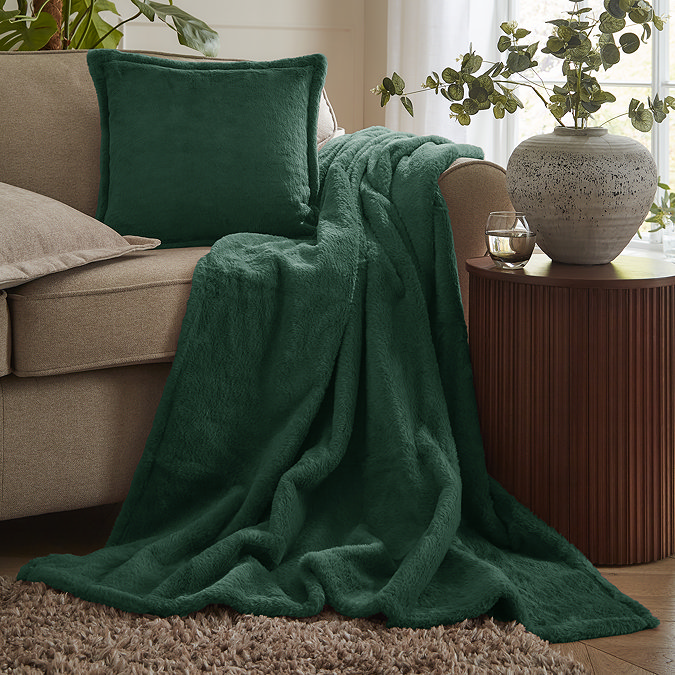 Kallu Throw Needle Green Lifestyle
