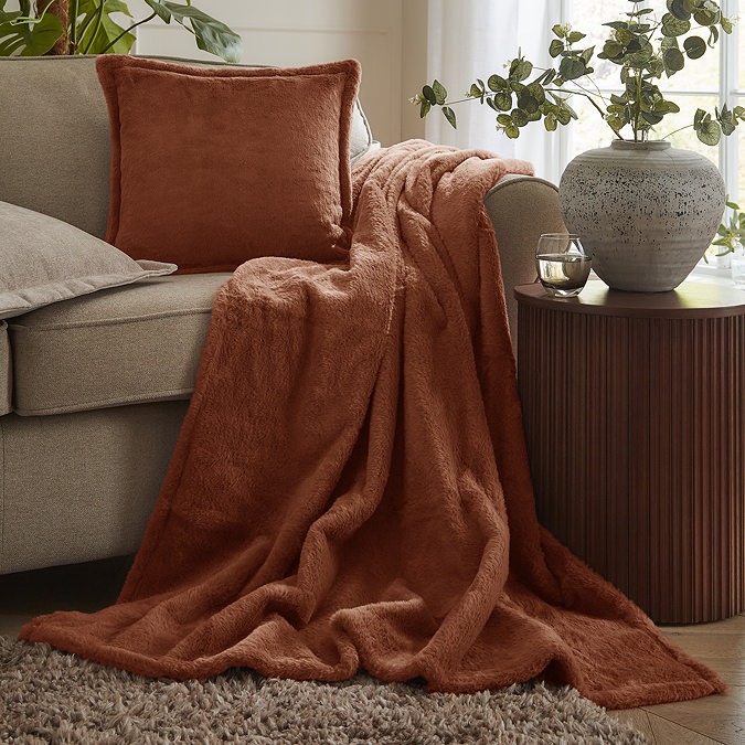 Kallu Throw Rust cushion and throw shot