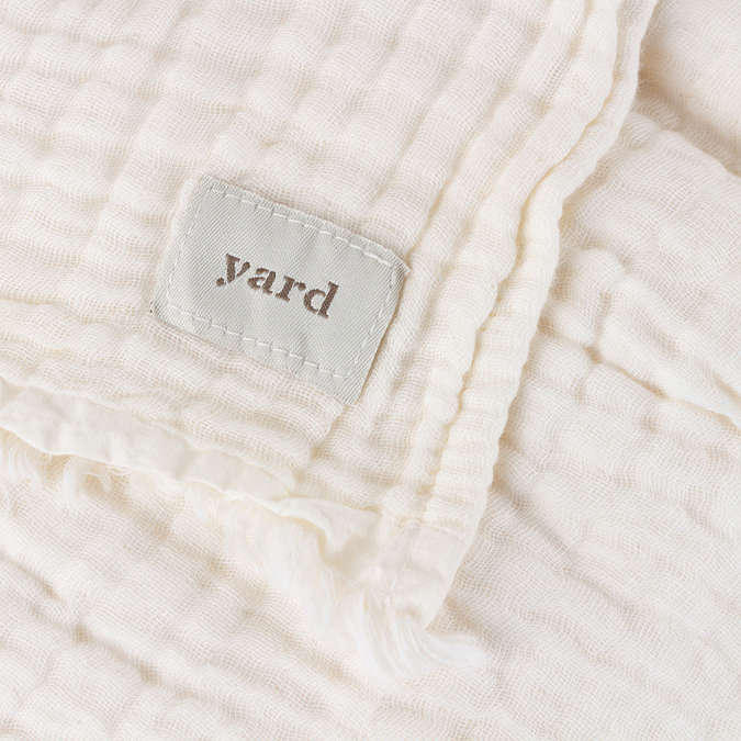 Lark Throw White 1
