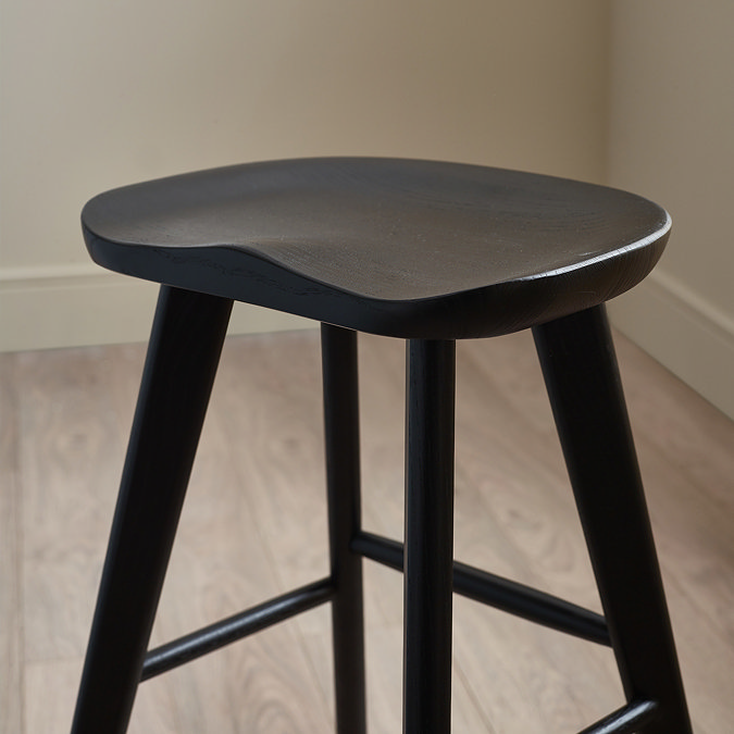 close up on top seat of black oak bar stool