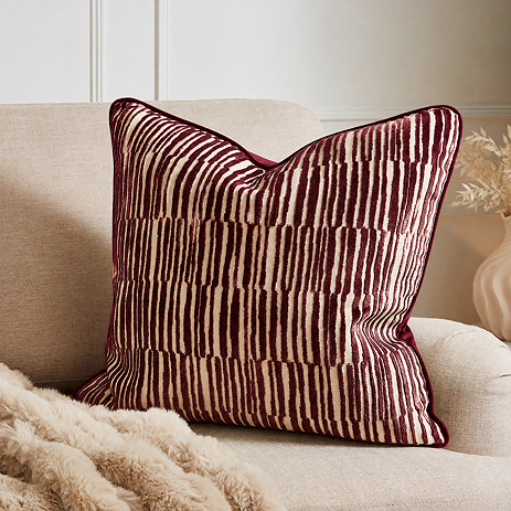 Ada 55x55cm — Lifestyle Burgundy