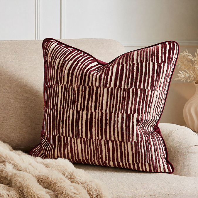 Ada 55x55cm — Lifestyle Burgundy