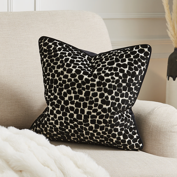 Audrey 43x43 in black image 1