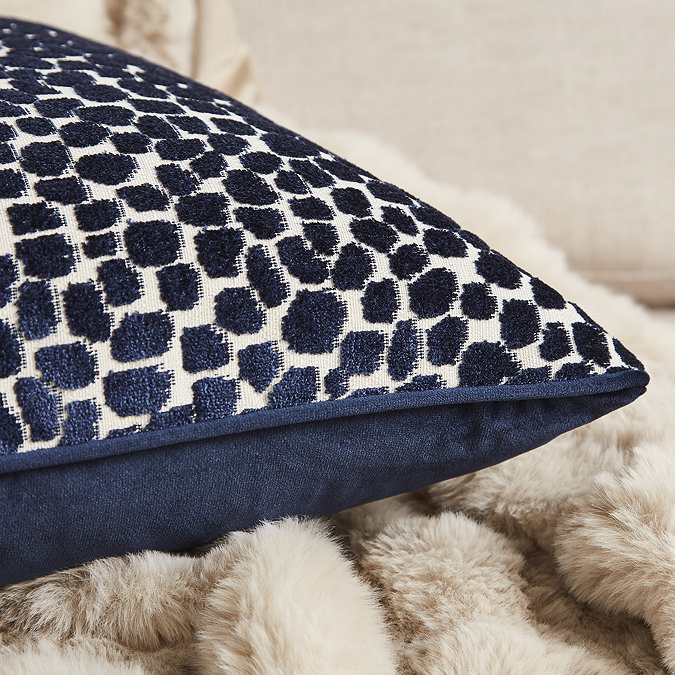 Audrey 55x55cm close up image 1