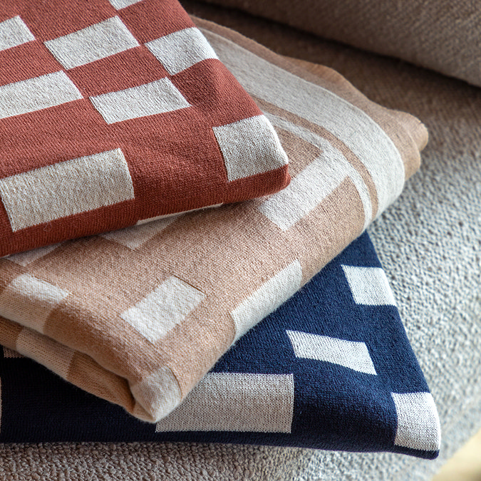 Maple throw nutmeg