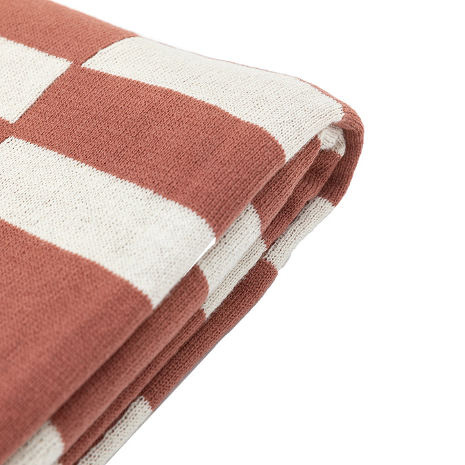 Maple throw nutmeg